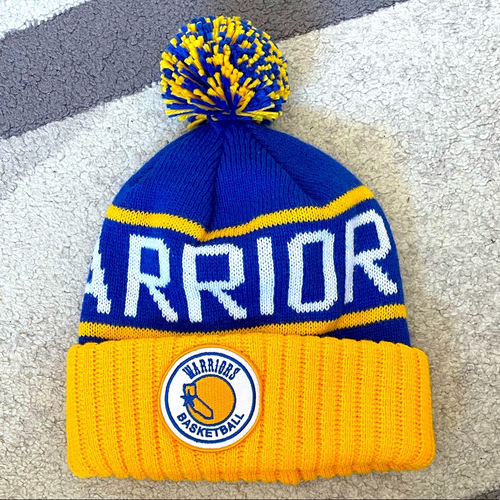 Mitchell & Ness Golden State Warriors beanie.